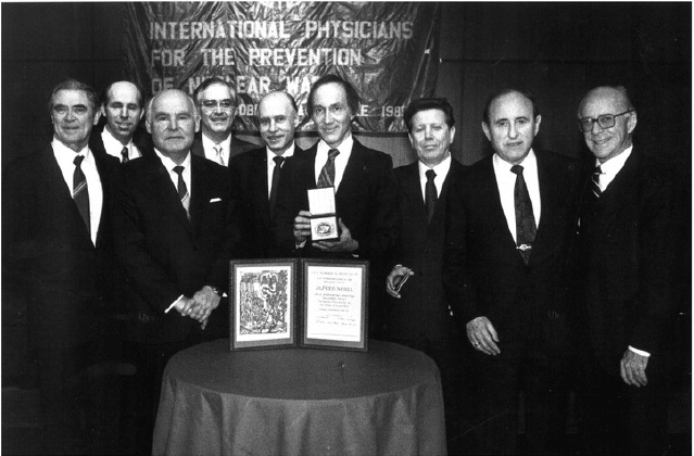 Group of IPPNW doctors holding the Nobel Prize in 1985