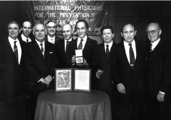 Group of IPPNW doctors holding the Nobel Prize in 1985
